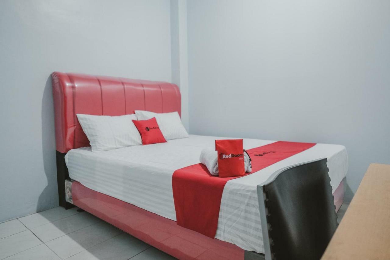 Hôtel Reddoorz @ Jalan Pemuda Medan Extérieur photo
